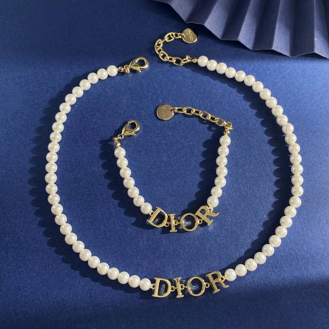 手链Da92 项链Da92 迪奥Dior时尚经典百搭光面字母Dior珍珠手链项链套装 黄铜材料 金色 手链重约11.8G；项链重约25Cm；手链约长15.5Cm