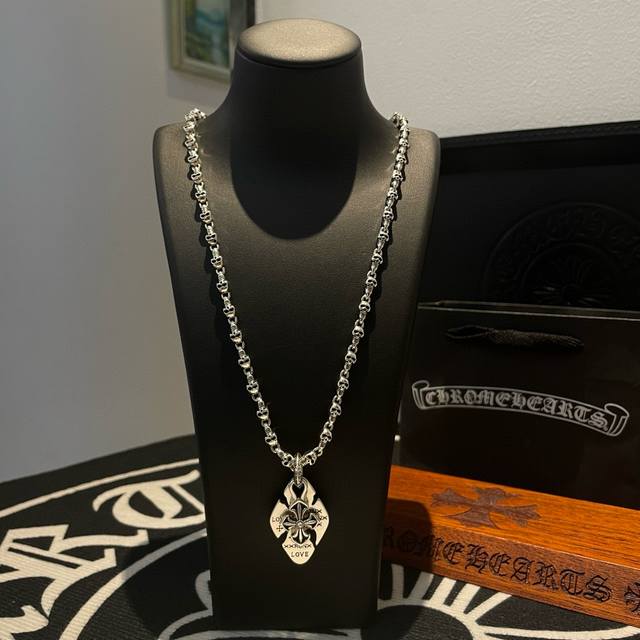 抖音 快手 Ins 小红书 直播热门，新款 专柜品质 Chrome Hearts克罗心骷髅头项链 ,菱牌十字架吊坠，凹凸造型不同的花纹设计风格 呈现出与众不同