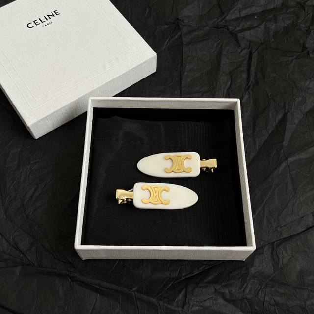 一对 、Celine 赛琳发夹 一直是简约时尚界的标杆大胆的设计 百看不厌搭配起来更Fashion