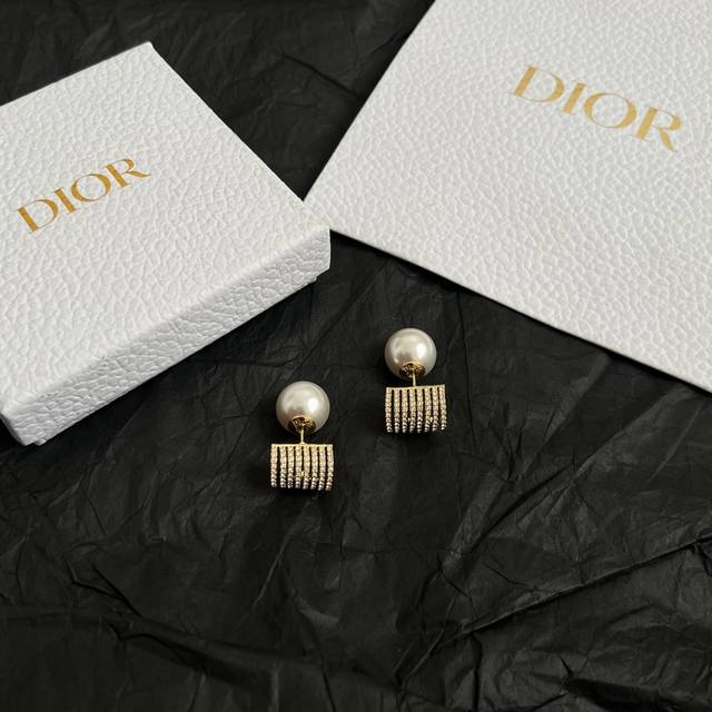 Dior 迪奥 耳钉 精选原版一致 黄铜材质 甜美气质高雅。。