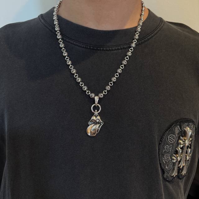 新款 专柜品质 Chrome Hearts克罗心经典复古藤蔓爱心项链 大舌头吊坠 凹凸造型不同的花纹设计风格 呈现出与众不同 十字架 童军花是克罗心的志 所以更