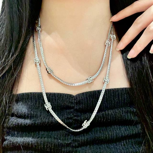 Chanel香奈儿 中古 字母项链小香家的款式真心无需多介绍每一款都超好看，精致大方，非常显气质