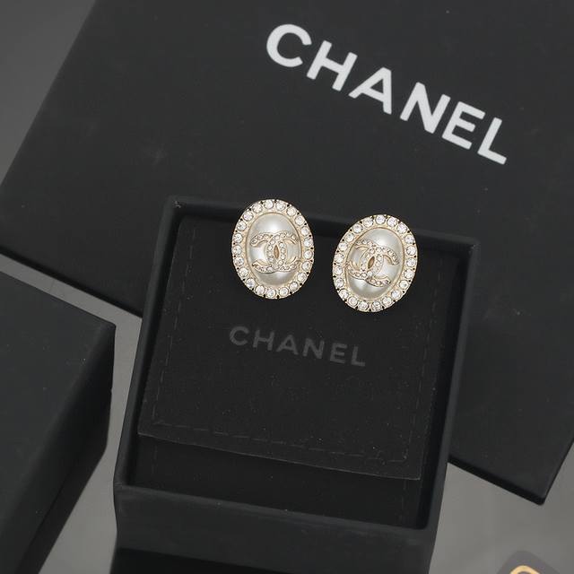 Chanel 香奈儿 耳钉 新款原版一摸一样的原单货 每一个细节媲美专柜正品 名媛范十足 非常百搭 参加Party或者年会 绝对亮眼
