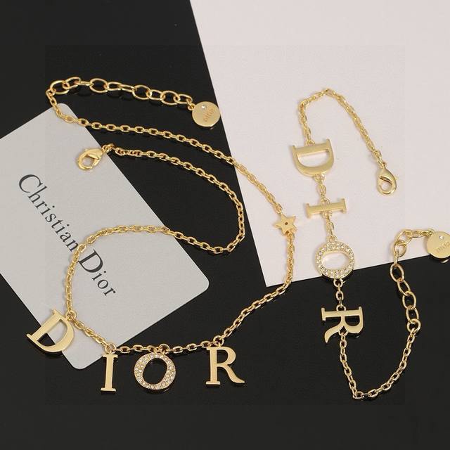 Dior 迪奥Jadior 字母项链手链 采用金色作为主要颜色，配上字母、五角星、增添了一份可爱。饰品的复古风格非常的讨好，与吊坠的搭配不会显得特别的沉闷，金色