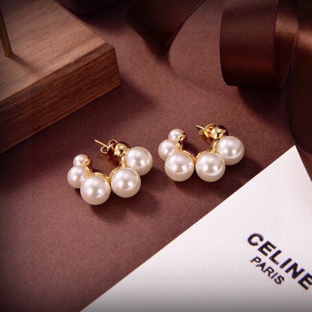 Celine珍珠耳钉 Preclous新品 简单时尚耳钉专柜一致黄铜材质电镀18K金 火爆款出货 设计独特 前卫 美女必备款！