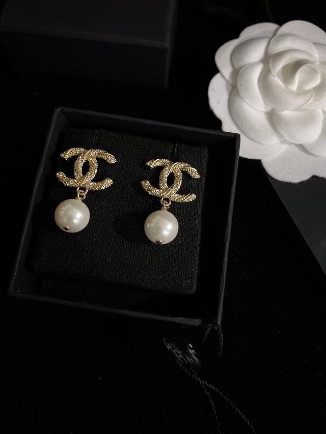 Ch Nel 麻花纹镶钻金色珍珠耳钉 Zg一比一材质 精工之作 Zp黄铜材质 S925银针 非常名媛范 这款也是超级百搭 扭纹设计更加灵气 点缀钻石非常显气质