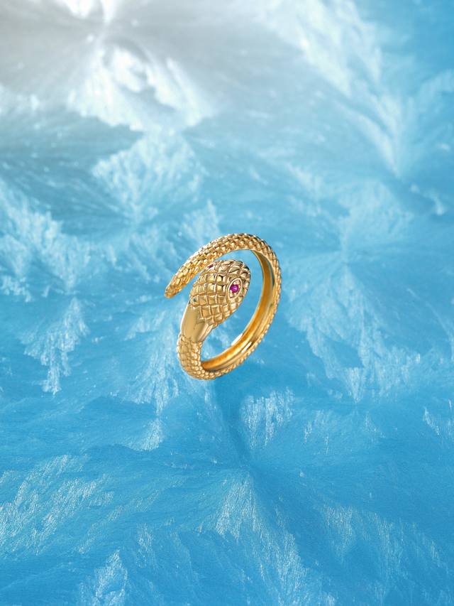 我们出品 量大咨询客Fu 彩宝系列-蛇戒指 码数6-7-8，通体925纯银耐磨保色度行业最新配方优金电镀！太赞了 夜空中最亮的星！人无我有的细腻做工，对标高级珠