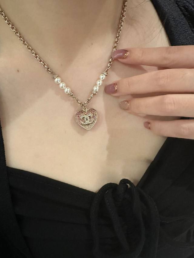 我们出品 Zp9360，量大咨询客Fu 香 23P满钻爱心珍珠项链 长度可调节本季度巨火爆巨巨巨美系列！Zg断货王，抢都抢不到的节奏呀！无敌难买的！一整个系列都