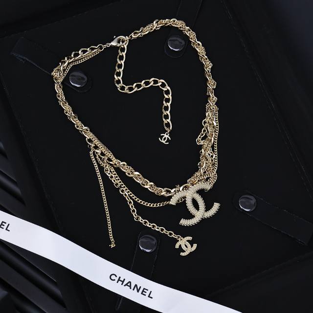 Chanel复古感满满的浮雕流苏项链 这条Choker上身真的很好看 自身就有叠戴的效果复古又优雅