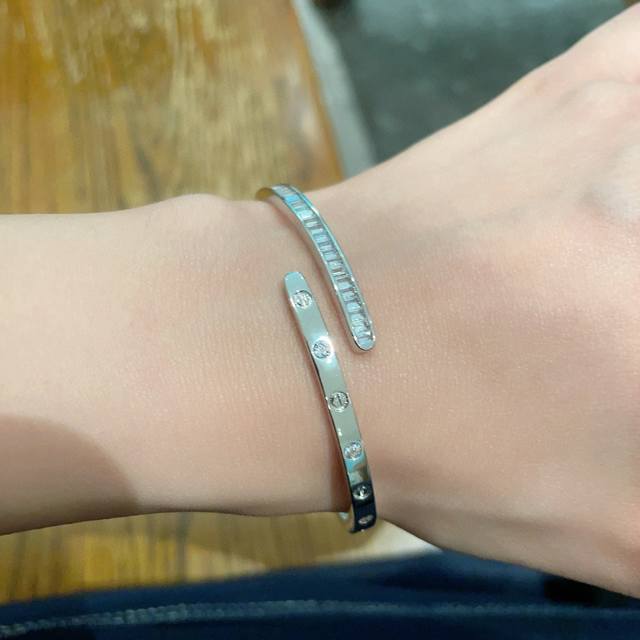 Cartier 卡地亚官网最新发布 火爆满钻镶钻手镯进口精工保色18K高端定制顶级工艺 专柜Logo刻字清晰 360度无死角！全新的窄版设计 更显精致～如此美物