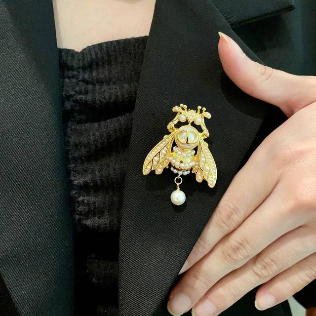 Dior迪奥蜜蜂字母 胸针 各大明星同款 火爆程度不可想象 代购级别原版纯 各种百搭单品 妥妥的仙女风 强推.