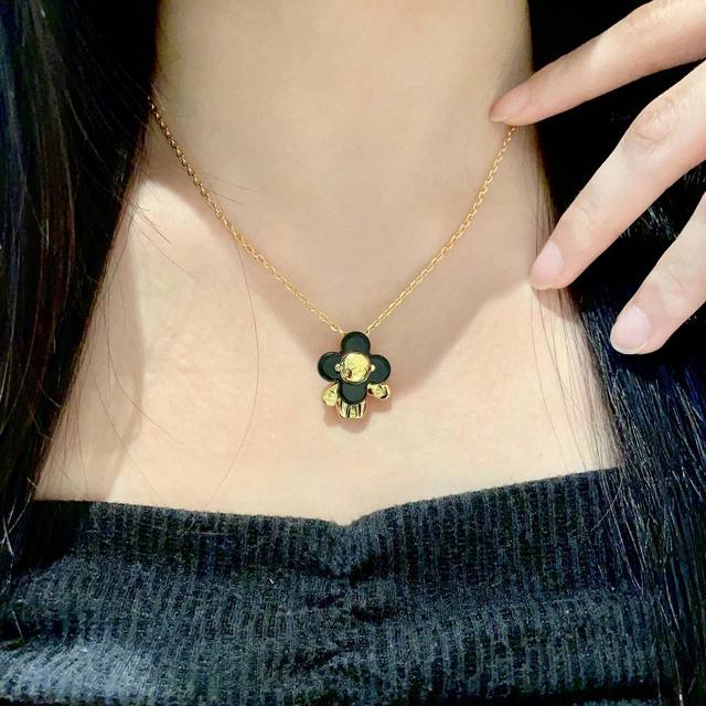 Louis Vuitton 路易威登 设计独特 用Lv经典之作图形理念 好看♀项链 超级无敌爆赞 随意搭配都是非常百搭 高品质 黄铜材质.
