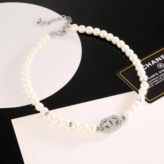 Chanel 香奈儿珍珠项链，高端品质，专柜同材质，做工精致细腻，重工版本，简约大方温文尔雅，特别温柔。经典双C上点缀着施华洛世奇水钻，Blingbling的超