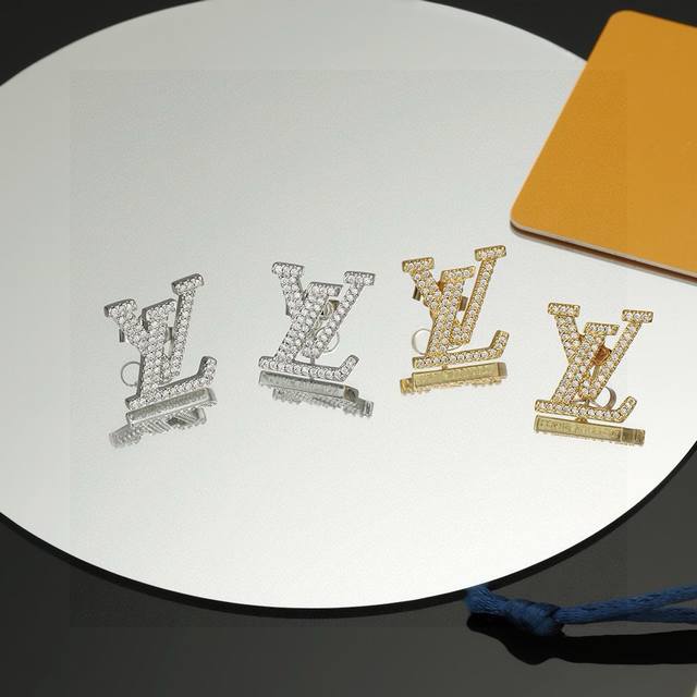 精工版本 路易威登耳钉秉承精湛匠艺，以锻造耀目 Lv Twig 抛光色泽成就经典 Lv 字母的自然化身，流露品牌格调。明星同款 经典百搭 耳钉