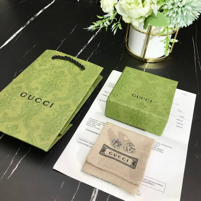我们出品 认准我们出品，绝对购入Zp打版生产，Gucc！雏菊粉色花卉耳钉，Zp2980+ 双G始终是品牌设计中不可或缺的一部分。将70年代Gucc！典藏腰带的设