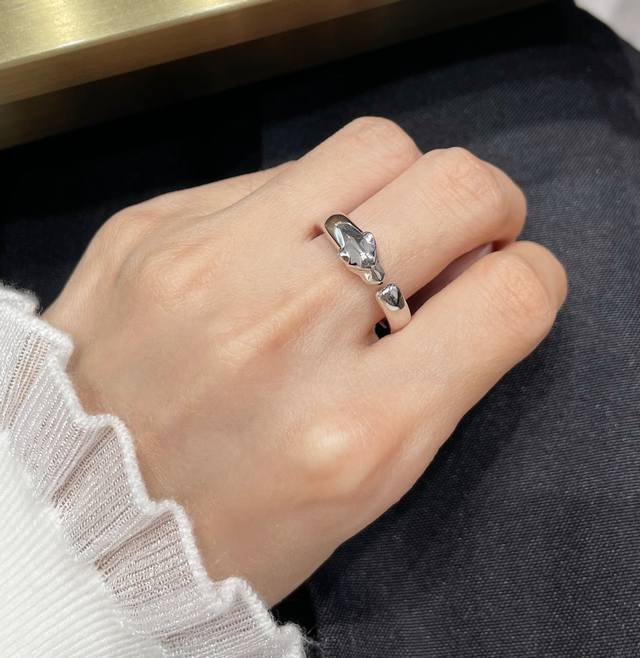 V金镀咪金 码数5678。卡地亚Cnc细版光金豹戒指超霸气豹戒指！ 男女通用，豹子 情侣款， 电镀 18K咪金 加上每个产品老师傅精雕细刻 呈现出最完美的产品！
