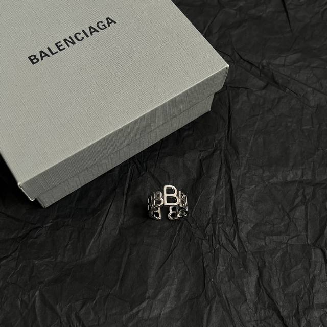 巴黎世家 Balenciaga 戒指 简单大方 大牌金质感饱满 ，搭配衣服超好看 ！