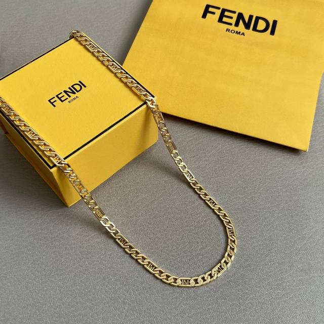 Fendi 芬迪 项链 高端定制 爆款新款 简单大方，华丽登场，很难见到如此熟悉素雅的项链，非常适合日常搭配，宝宝们，这个绝对值得入 长度:67厘米