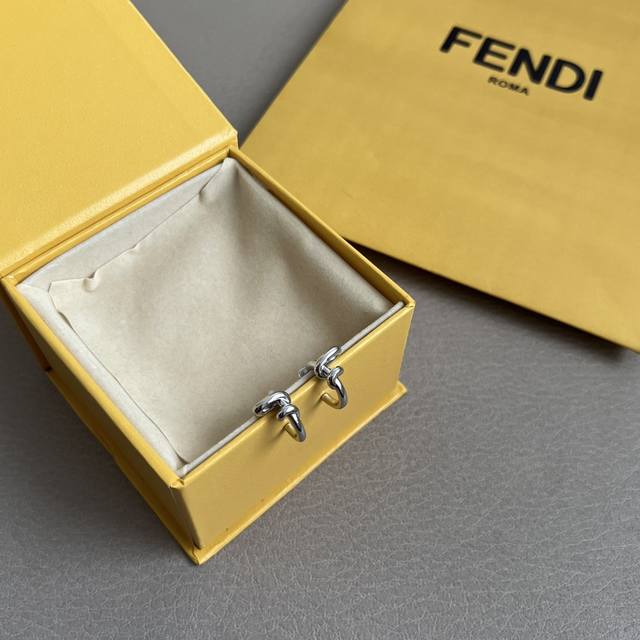 Fendi 芬迪 高端定制 爆款新款 简单大方 耳钉 华丽登场 ，很难见到如此熟悉 素雅的耳环，非常适合日常搭配，宝宝们，这个绝对值得入
