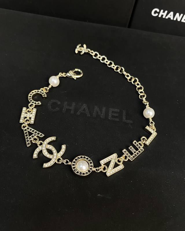 Chanel 英文字母 镶白 黑钻手链