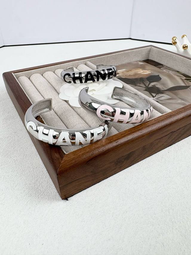 Chanel 银色光面 字母珐琅 开口手镯 白色、黑色、粉色 三色可选