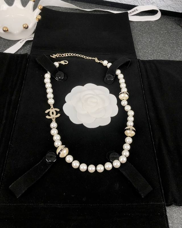 Chanel 光面双C 圆球树脂 珍珠项链