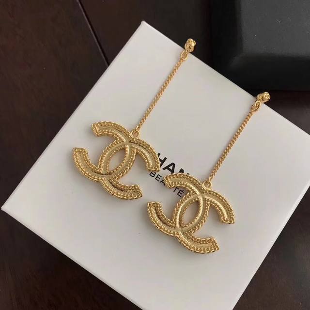 Chanel 金色吊坠耳环