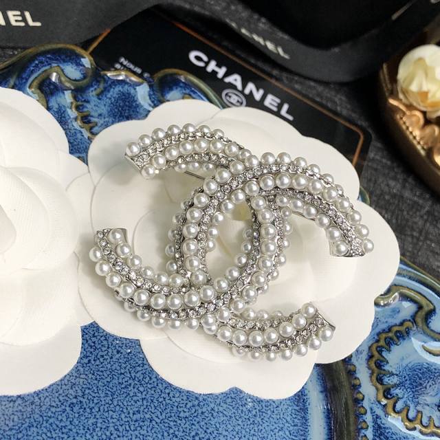 Chanel 珍珠镶嵌水钻胸针