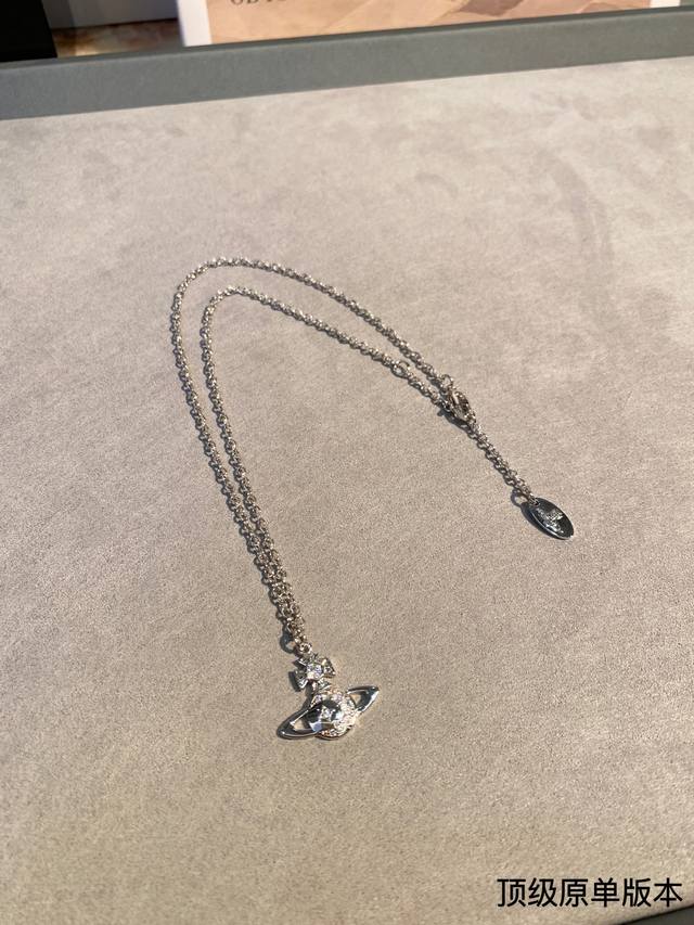 土星镶钻项链，太精致了喜欢这种小而精致的款，它很适合叠戴那种很精致的饰品！这个东西我说来说去就这些话。但西太后这个牌子没尝试过的可以试试；很可以。主要太日常，并