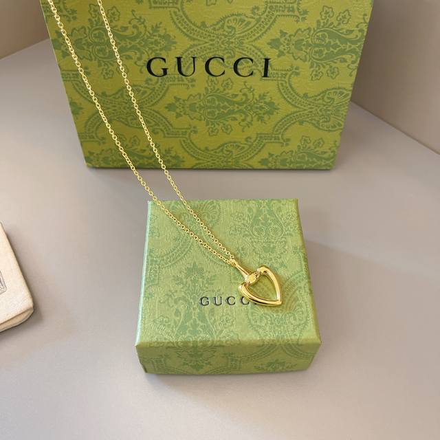 新品｜专柜正品Gucci古驰黄金色Heart爱心环吊坠马蹄扣男女项链