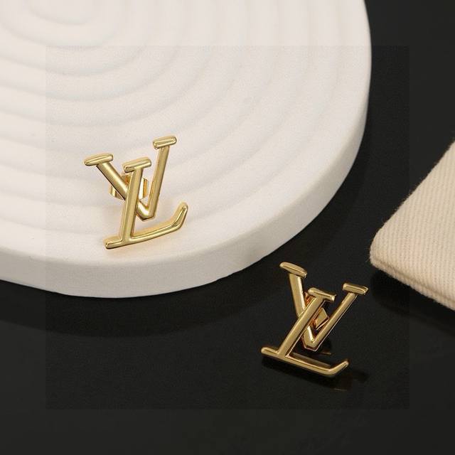 Lv黄金色字母耳钉 路易威登个性 带来时髦、有趣的视觉，明亮式切割工艺使表面抛光非常靓丽360度绚丽夺目 方方面面都很到位整体设计简约、辨识度高搭配起来典雅 大