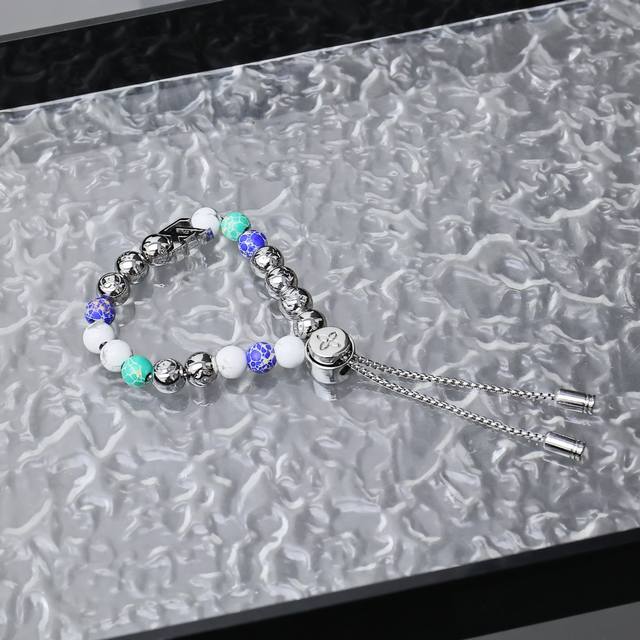 Recycled Monogram M1666A Beads 手链 Recyded Monogram Beads 手链以金属链条串连再生材质珠，呈现多元纹理和缤