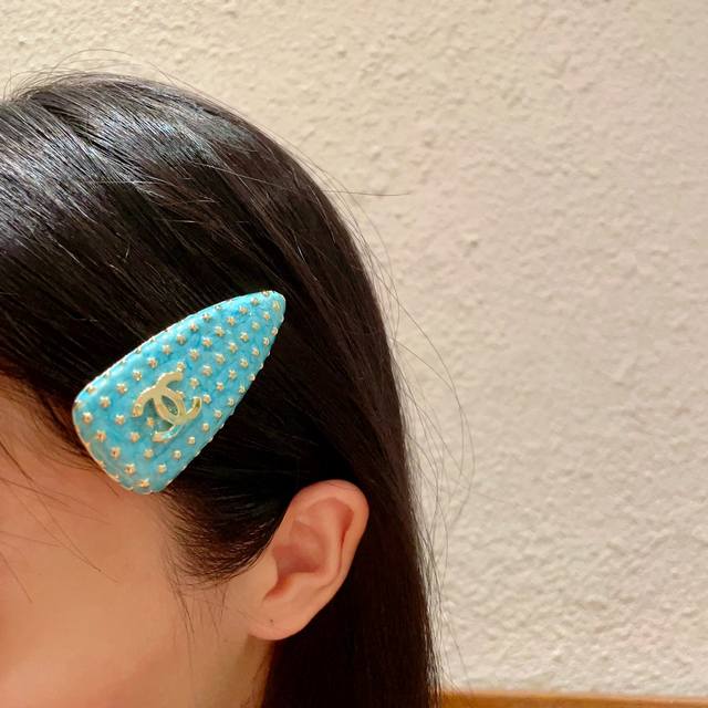 Chanel香奈儿 小香经典发夹热销款火爆上新同步专柜正品开模款式简单大方小巧别致超级适合夏天佩戴超级百搭显脸瘦速速入手让自己走在时尚潮流之路