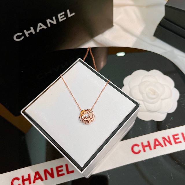 认准我们的出品细节Chanel 小香Camelia系列镂空山茶花 高端925纯银镶嵌 项链 辨识度极高的标志性经典图案 实物质感超赞 气质搭配 立体花瓣造型非常