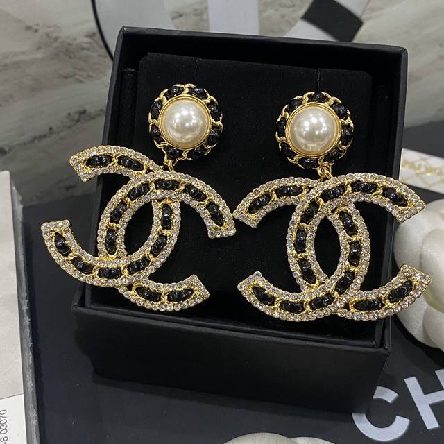Zp打版 小香 Chanel 施华洛晶钻皮串字母珍珠耳钉耳环 高端原版Logo字印香奶奶最气质的一款耳钉 黑金真皮配色绝了 真皮手工编织 香奈儿的耳钉其实实绝大