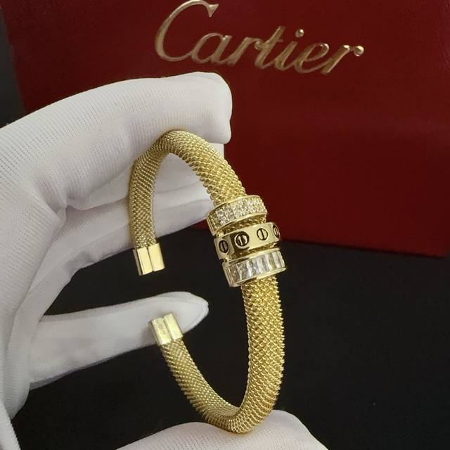 卡地亚Love爱镶钻手镯 高端定制版本 镶嵌钻工艺 V金材质 经典而时尚风格 用凌厉线条重构爱情美学！打破常规，镶嵌钻设计反而成就高级感天花板 无需浮华堆砌，爱