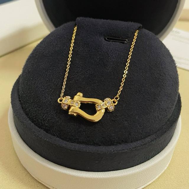 费雷德半钻马蹄扣项链，精工微镶，高端定制，专柜材质，加厚电镀工艺，精致又有点轻奢的感觉，可随意搭配都很有时尚感！玫瑰金、白金色、黄金色入