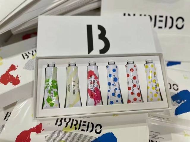 高端品质 百瑞德护手霜六件套波点限量版！30Ml×6配礼袋。Byredo护手霜出珍藏限量版啦，清新色彩配以细腻的高级香调，简直就是护手霜中的绝绝子。复古时尚的波