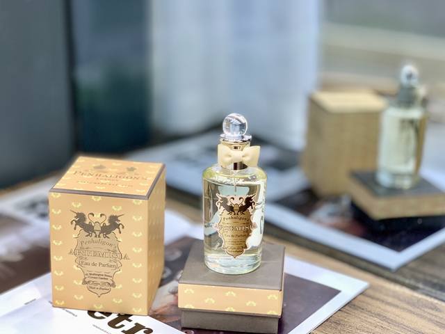 高端品质 潘海利根致命温柔 Ml 前调:油桃、绿叶、 中调:苹果、铃兰、茉莉、茶叶、紫罗兰、香草、 后调:橡木苔、檀香木、麝香、琥珀
