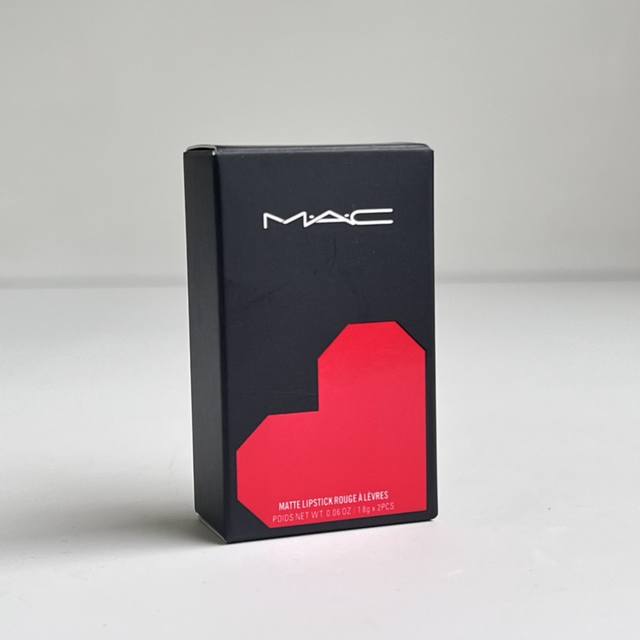 高端品质 Mac最新官网款+膏体带品牌Logo，管身Logo印刷在中管，膏体对版对味Mac新七夕口红两件套！内含：1.8G*2。色号：666#，683#。