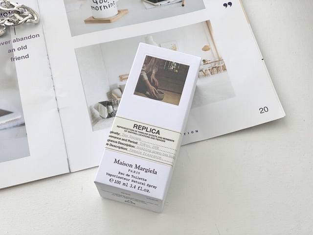 原单品质 一款抹茶控挚爱的香水 Mmm 绿茶逃逸 Mmm 绿茶逃逸 品牌：马丁 马吉拉 Mmm 香调：花香调 前调：香柠檬 粉红胡椒 薄荷 中调：茶叶 茉莉 桂