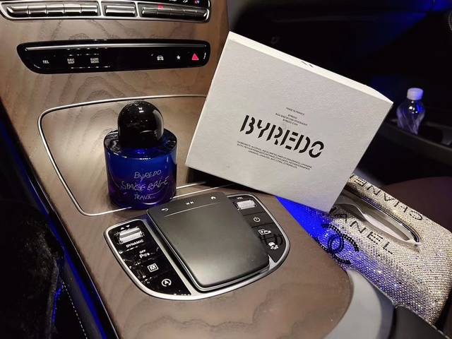 原单品质 新款百瑞德星空蓝 宇宙 Ml 蓝紫渐变色的瓶身 如同浩瀚的宇宙般璀璨 扑面而来酸甜欢脱的热带水果 伴随着淡淡的水汽氤氲和烟熏 原来这一片宇宙竟是芒果味