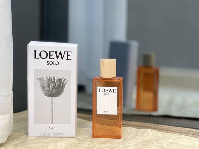 原单品质 Loewe 罗意威独奏宣言 独奏乐章女士香水 毫升。 这是一款花果香调的淡香 不容易撞香，非常有个性的一瓶香水！！ 刚喷的时候有蜜桃和甜橙的水果香味但