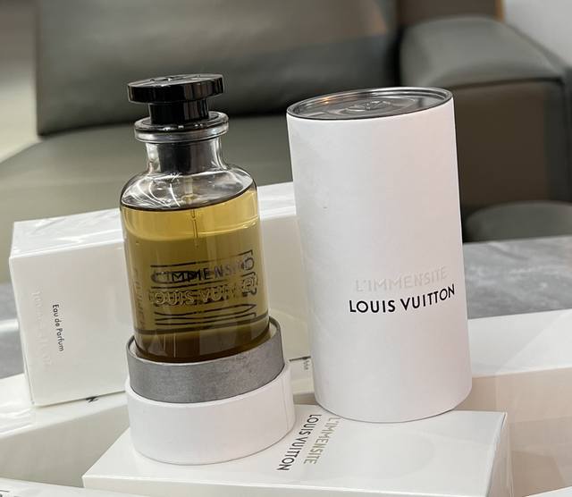 高品质 Lv浩瀚 无限香水100Ml 女生喷男香真的很 Cool温暖的西柚 清爽的生姜 融合在龙涎香营造的海洋香调之中层次非常丰富 留香也非常出色 真心说柚子味