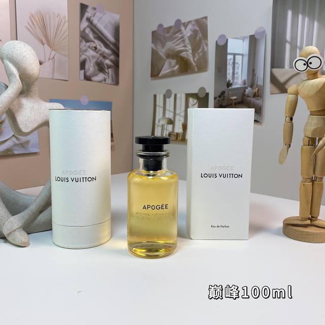 高品质 Lv路易威登 Apogee 颠峰香水100Ml 香调：铃兰、五月玫瑰、木兰、格拉斯茉莉、愈创木、檀香木 香评：这是一款空灵自然地纯花香型香水。Apoge