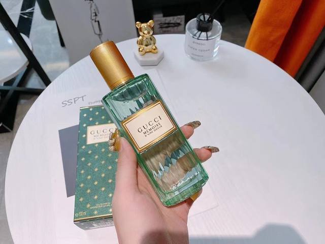 专柜品质 Gucci追忆香氛 Ml 这款是记忆里的最温暖的味道，主打独特的中性香氛，无论何时何地，男女都可以使用。这款香水闻起来有一股记忆里温暖的老房子的味道，