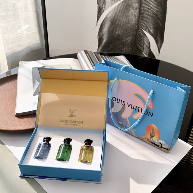 专柜品质 重磅来袭！Lv女香士水3件套，限量 套，夏女季神必备！每瓶10Ml，专柜价 0+每瓶，绝对福的利！限量 套，每套都配备提手袋 Lv自从一第款香水诞生，