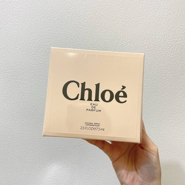 专柜品质 蔻依同名经典香水75Ml 没错这个就是传说中的女神香水，蔻依家最经典的招牌香水，味道清甜又不缺乏少女味，喷上它应该会有很多路人内心暗暗的问是哪款香水可