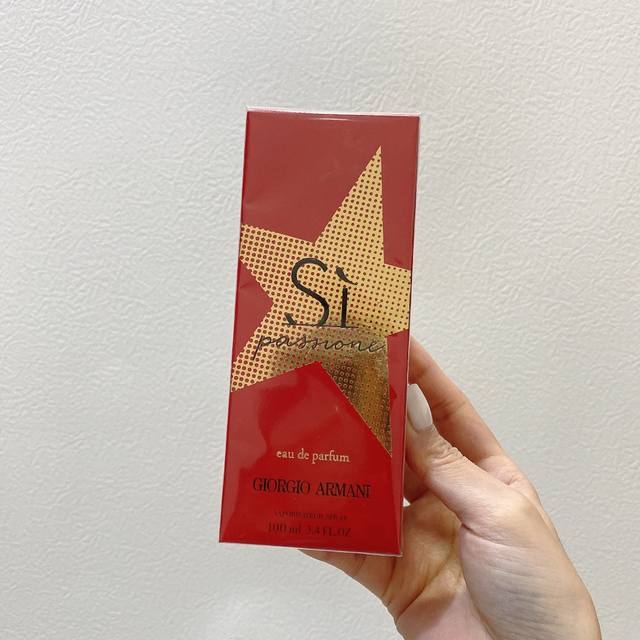 专柜品质 阿玛尼挚爱星运香水 Ml 繁花似锦，不如你！这个好闻阿玛尼香水挚爱红瓶优雅，性感和大胆的香气给一个自信的女人，准备做出强有力的选择，一个敢于说出口的女