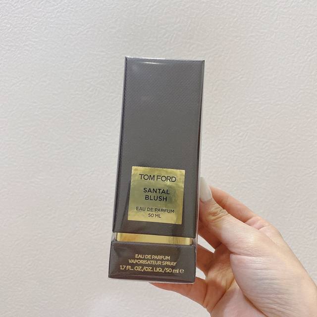 专柜品质 Tf嫣红檀香香水50Ml 前调：肉桂葛缕子辛香料胡萝卜籽葫芦巴；中调：茉莉伊兰玫瑰；后调：麝香檀香木雪松安息香脂乌木刚喷上去是一股清新的木质香，微甜，